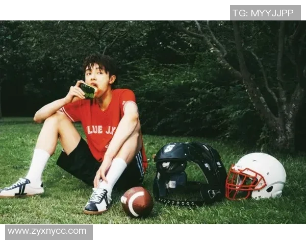 时尚运动风潮来袭足球明星同款短裤让你轻松打造运动魅力造型